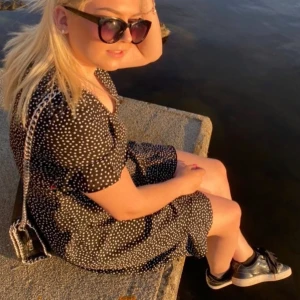 Prickig klänning  - Klänning från veromoda köpt i sommras säljer då den är för liten för mig tyvärr💗