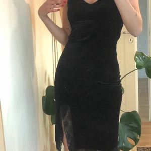 Klänning  - Skitsnygg sidenklänning som tyävrr inte kommer till användning ❤️ typ oanvänd så väldigt bra skick