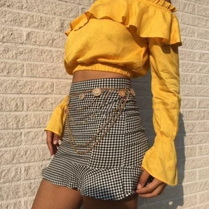 Off shoulder topp - Sjukt fin topp perfekt nu inför sommaren. Är mer färgstark i verkligheten än på bilden. Från Linn Ahlborgs kollektion med NA-KD i storlek 36. Väldigt stretchigt så passar även en 38. 