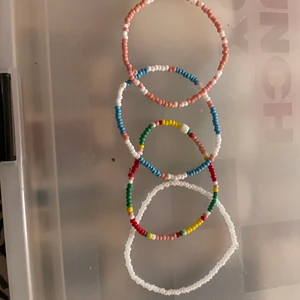 Armband  - Självlärd, fixar armband som en hobby. Det är bara att skriva färg/färger så fixar jag det.