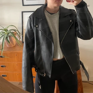 Skinnjacka - Skinnjacka från Zara ✌🏼 som jag har köpt i större storlek så den är ovetsized. Jag är normalt 36/38