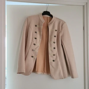 Vårjacka i mockaimitation - Beige vårjacka med hyskor som knäppning, aldrig använd