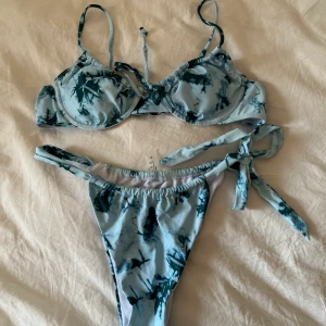 Helt ny grönblå marmor bikini strl M/s - Helt ny aldrig använd blågrön marmor bikini i storlek M, passar även S! Uttagbara pads, med bygel! Justerbara band, justerbara bikinitrosor med knytdetalj. Intimskydd kvar! Frakt 52💕