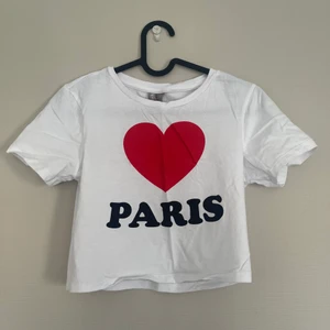 T-shirt - Typ som en babytee. Använd ett fåtal gånger. I fint skick. Frakt tillkommer!