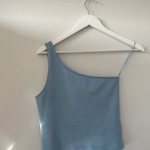 One shoulder topp - Topp från Gina. Bild 2 visar rätt färg. Storlek S