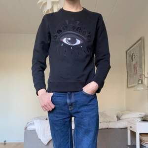 Svart sweatshirt från Kenzo i storlek M. Köpt på Kenzobutiken i Milano.
