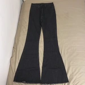 Svarta jeans  - Ett par svarta, utsvängda jeans med storleken XS. Jag är XS men de blev ändå ganska långa på mig som man kan se i en av bilderna (jag är 159cm). De är köpta från SHEIN, vilket oftast inte har bra kvalite men den här hade  väldigt skön material. 