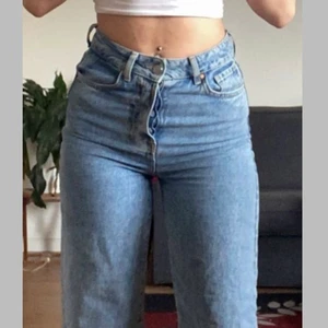 Blåa Jeans - Blåa wide leg jeans från bik bok. Passar bra för mig som är 164 i längd 