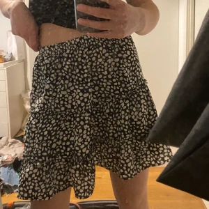 Prickig kjol - Snygg prickig kjol, använd 1 gång💗