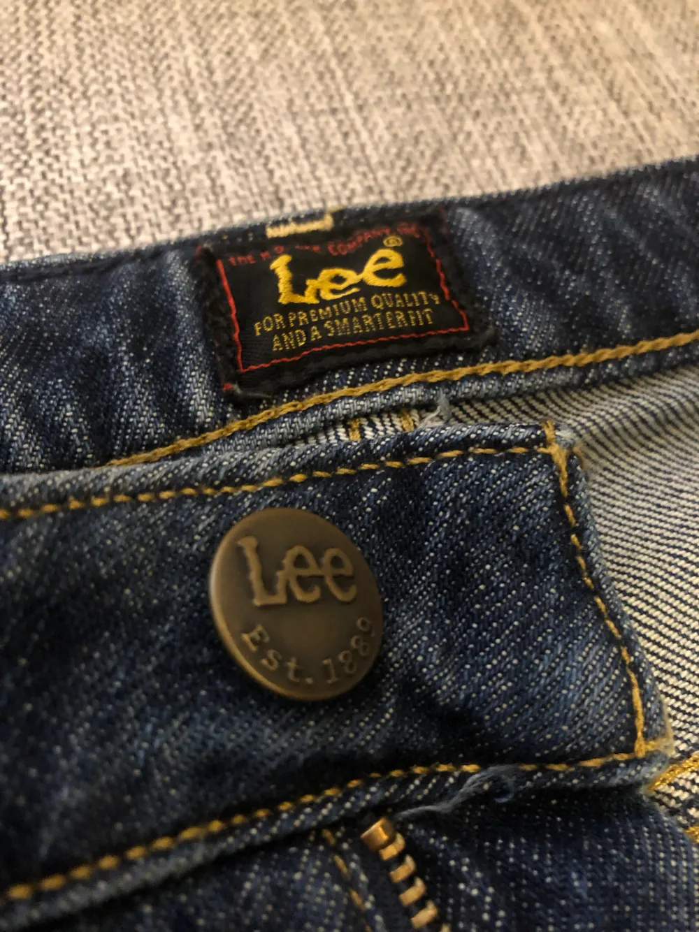 Snygga straight Lee Jeans i utmärkt skick, endast använt ett fåtal gånger. Köpte för 600, säljer för 200kr!! Kan mötas upp i centrala stockholm, annars står köparen för frakt☺️. Jeans & Byxor.