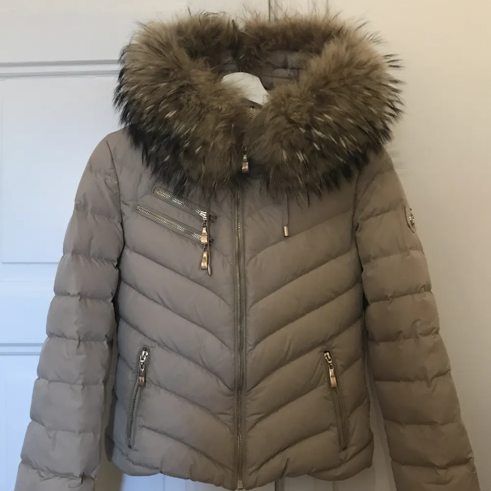 Säljer min fina Hollies dunjacka beige strl 34 (passar mig som är xs/s)  Sparsamt använd och i fint skick. Pälsen är avtagbar om man föredrar en mer enkel look ibland.   Nypris 3999 :-. Jackor.