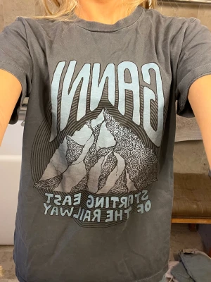 Ganni T-shirt  - Superfin GANNI T-shirt i jättbra skick, lite oversized på mig. Brukar vanligtvis ha strl S