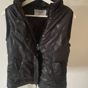 Svart väst S - Svart väst från ONLY i storlek S. Fin kvalitet och inga anmärkningar! 100 kr plus frakt.