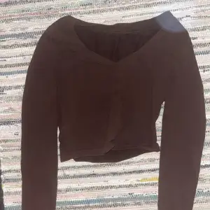 Långarmad brun cropped tröja. Superba basic 