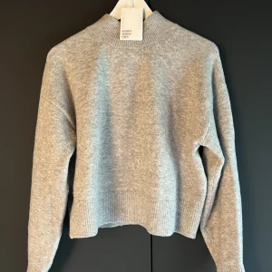 Helt ny stickad tröja från & Other Stories  - Finns att hämta i Björlanda Kile.   Skickas om betalning swishas först och mottagaren står för portot. 