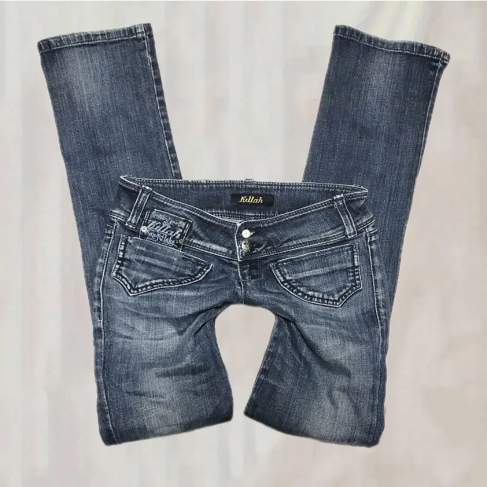 Säljer dessa feta Killah jeans i lowwaist! jeans köpta här på plick som tyvärr var för små ❤️ Midja: 75cm  Innerben: 83cm❤️❤️köp direkt: 350kr+frakt. Jeans & Byxor.