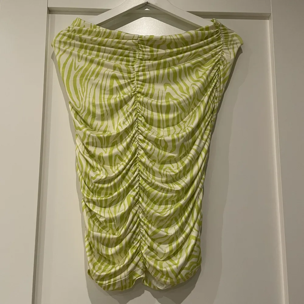 Det är en oanvänd kjol som har lappen kvar från Bikbok, den är limegrön skulle ja säga med ett zebramönster. Den är i stl M och sitter jättefint! . Kjolar.