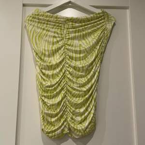 Det är en oanvänd kjol som har lappen kvar från Bikbok, den är limegrön skulle ja säga med ett zebramönster. Den är i stl M och sitter jättefint! 