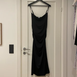 Svart superfin klänning från Bubbleroom - Jättefin klänning från Bubbleroom som har ett jättetrevligt material som formar kroppen jättefint. Den går till vaderna på mig och jag är 170cm lång och den är i stl M. Har bara används en gång så den är som ny! 