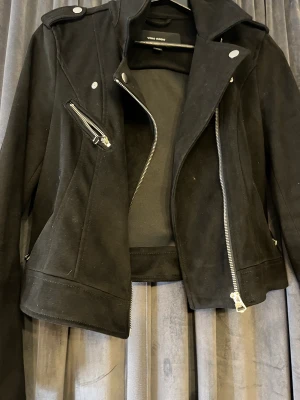 Vero moda  - Jätte fin jacka att ha till hösten/våren eller en utekväll. Köparen står för frakten kan även mötas 