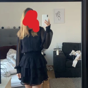 volang klänning - säljer min fina volangklänning från gina tricot då den tar upp plats i garderoben och ej används längre, använt ett fåtal gånger och är i toppen skick💕klänningen är i storlek 34 vilket motsvarar xs 💕 