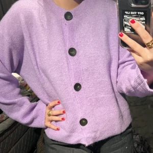 Kofta - Superfin och väldigt mysig lila kofta från Massimo Dutti. Helt oanvänd med prislapp kvar! Nypris: 1050kr. Strl S men passar XS-M. Perfekt till både sommaren och vintern! Säljer då den inte kommit till användning.