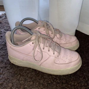 Rosa airforce stl 38,5 - Rosa airforce i storlek 38,5💕 fint skick! Frakten står köparen för 📦