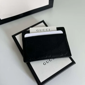 Gucci plånbok  - Säljer min Gucci plånbok, fint skick och väldigt stilren