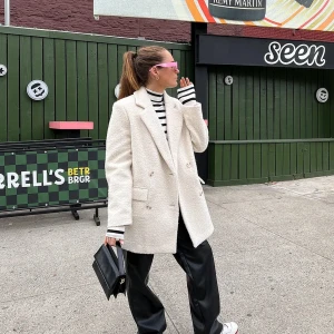 Vit overzised varm kavaj - Vit varm kavaj från NAKD. Endast använd en gång, som ny! 😍 Storlek 38. Köpt för 999kr. 