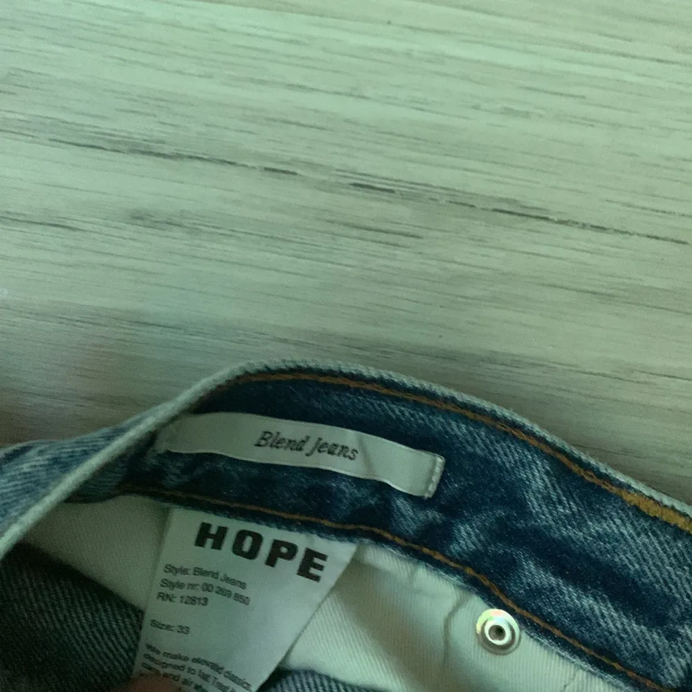 600kr oanvända hope jeans i snygg tvätt, storlek 33 frakt ingår. Jeans & Byxor.