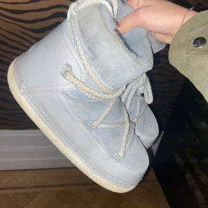 Inuikii - Jag säljer mina ljus grå/blåa inuikiis köpta förra året. ”Classic Boot Women Light Grey”. Köpte dom på hemsidan för €295 och dom är i bra skick då jag ej använt dom särskilt mycket. 