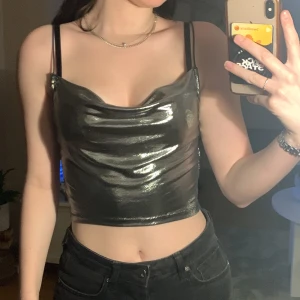 topp - använt en nyår men den är förstor för mig så ingen ide att ha kvar. perfekt till just nyår skulle jag säga då den ä otroligt glansig/glittrig (den är mer silvrig än den ser ut oxå) (stretchig)