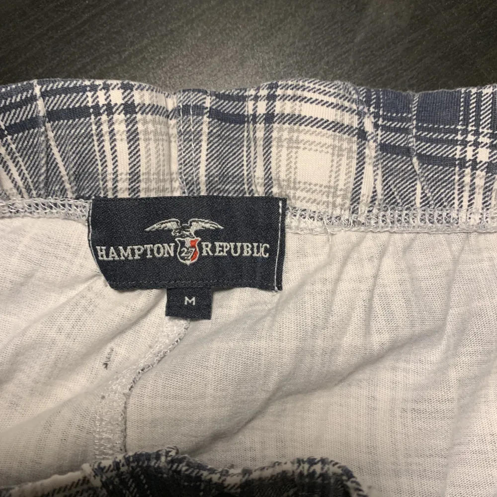 Ett par blåa pyjamasbyxor från Hampton Republic. Storlek M men ganska low waisted Priset kan diskuteras. Köparen står för frakten💕. Jeans & Byxor.