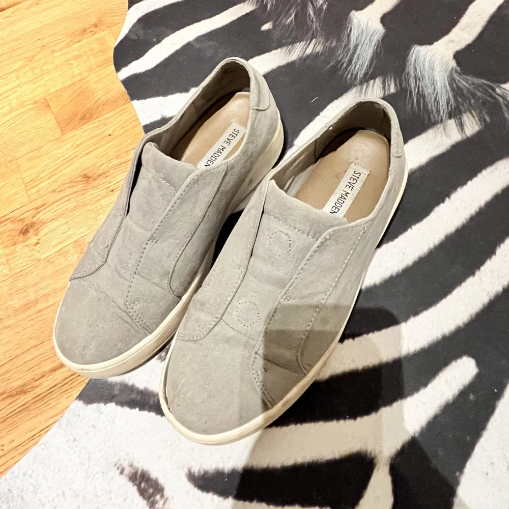 Jätte snygga gråa skor i mocka från Steve madden, har varit bollar på tidigare men tagits bort då jag tyckte det va snyggare så. Andvända men har fortfarande mycket att ge!❤️. Skor.