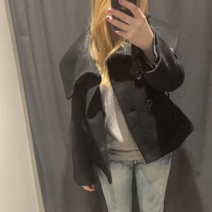 Kort kappa  - En så himla fin kort svart kappa som passar perfekt på mig har S/M!💗 Säljer pga att den inte används! Skriv priv för frågor!💖köpare står för frakt