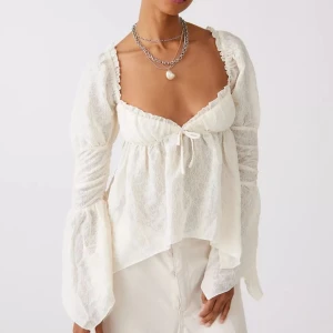 Urban outfitters fairy topp - finaste slutsålda toppen från urban outfitters. 😍😍Aldrig använd, med lappar kvar. Strl M men skulle mer säga en passar XS och S. Nypris 600 + frakt. Köparen står för frakt. 💕