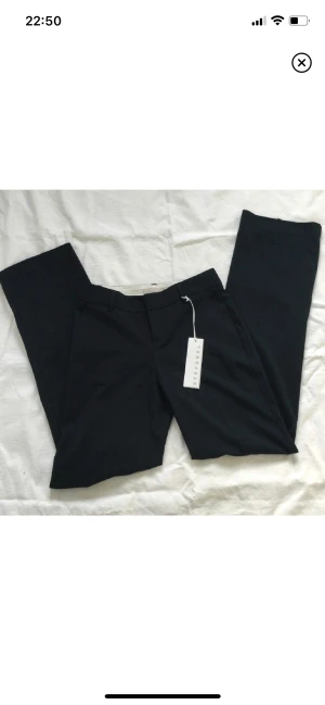 Kostymbyxor - Så sjukt snygga kostymbyxor i så bra kvalitet. Snygg passform, medelhöga/låga i midjan och raka i benen. 😍 säljer för att de var för små.  (Lånade bilder av tjejn jag köpte av) aldrig använda med lapp kvar