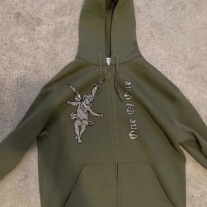 One of one  - En jätte fin one of one hoddie som inte är så använd alla kristaller är frt kvar dene exakt som ny. Frågor, intresse eller om ni vill ha fler bilder så kan ni skriva på till mig 