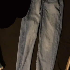 Jeans storlek L men har krympts så passar S - Fina ljus blåa jeans från laget 157 och är i bra skick. Säljer på grund av att aldrig andvänt.❤️❤️