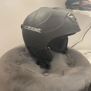 Skid hjälm - Skidhjälm som är använd vid två tillfällen.  Ytterst lite skavd men inget som stör!