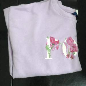 En cool polo tröja i lila!!  Köpt för några år sedan använd 2-6 gånger. I ny skick 