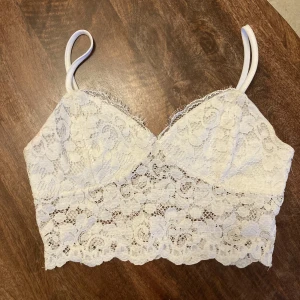 Vit spetstopp storlek M  - Super söt vit spetstopp i storlek M. Köpt på Nelly. 