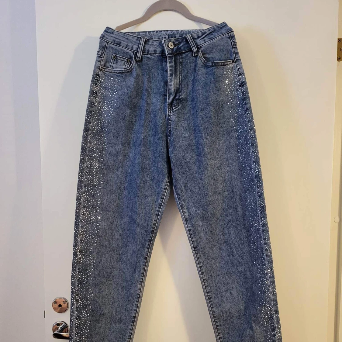 Jeans med glitter längst benen