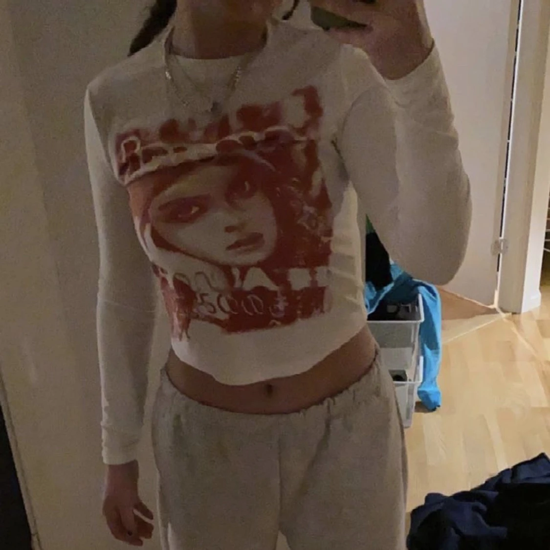 Tröja med rött tryck - 90