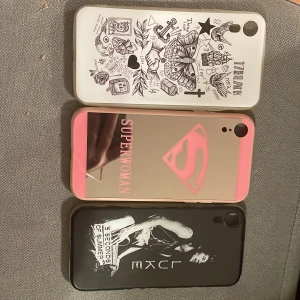 iPhone skal  - Jag säljer 6 iPhone skal, tre till XR och tre till 12/12 pro, alla är i fint skick, det vita med text är det lite märken på bara men tror det går att skrapa bort 