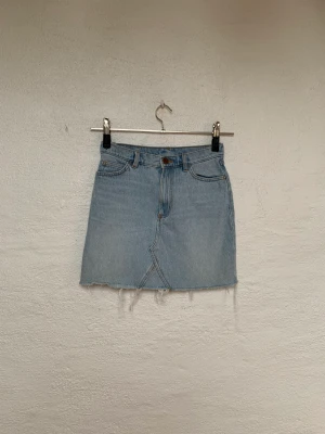 Jeanskjol - Fin jeanskjol. Använder inte längre! Bra skick.