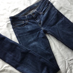 Levis jeans  - Långa lowwaisted Levis jeans, passar till 24/25, längden är 32/34, ser fint ut på