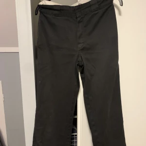 Dickies 874 - Säljer mina svart Dickies byxor, Mosel 874  Vuxit ur dom nu men satte jättebra innan och jätte sköna, har dock en lite skavank på vänster lår som ni ser på bilden 