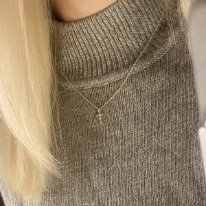 Silverhalsband med kors - Säljer mitt silverhalsband från glitter, köpt för 249kr och säljs för 100🫶💘 (Sterling silver) (mått: 42+1 x 0,7 cm hänge)
