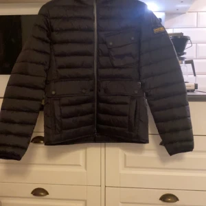 Barbour jacka  - Tjenare säljer nu min barbour jacka storlek medium knappt använda ingen hål eller trasig på något sätt kan erbjuda frakt 